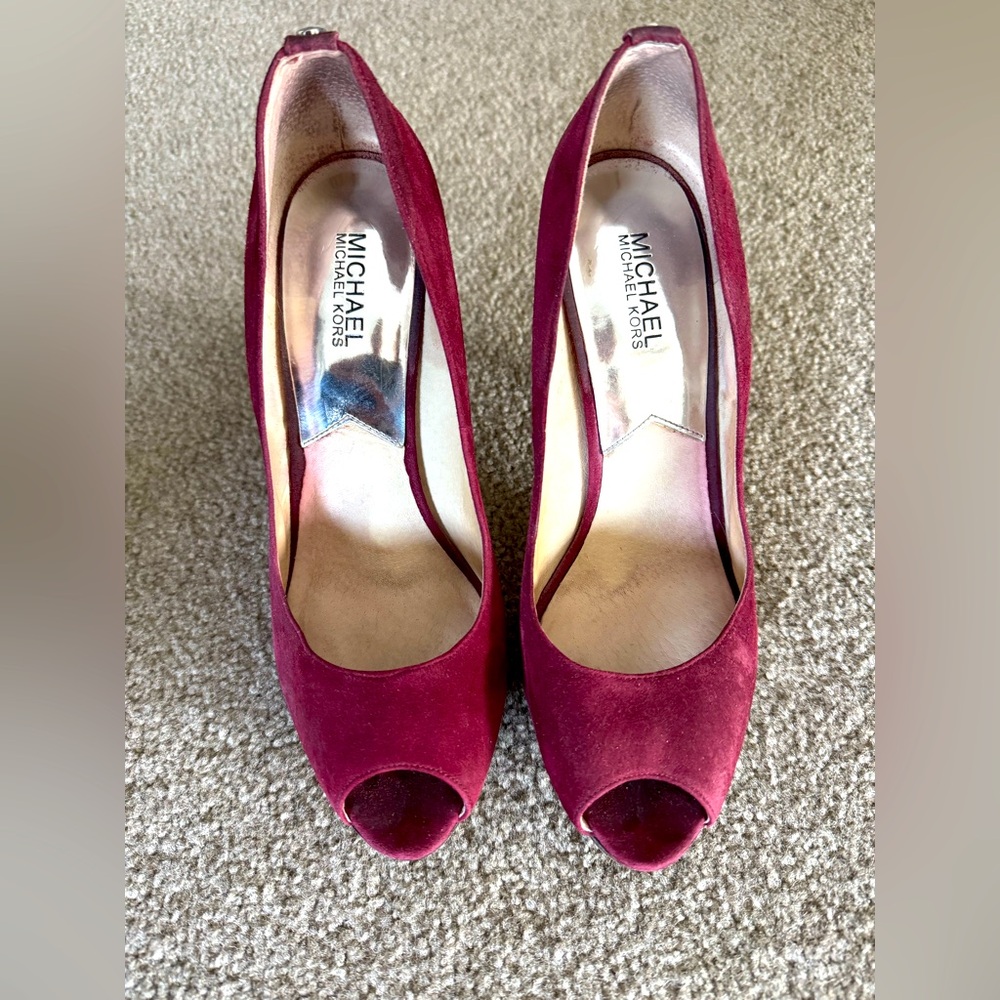 MK Michael Kors suede peeptoe 4” platform heel - size 10M in wine color suede